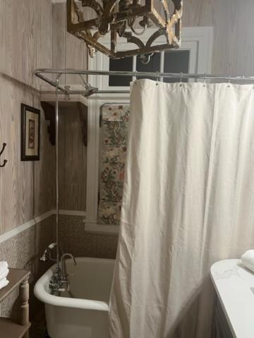 Jenny'S Downtown Hideaway Bed And Breakfast ลอเรล ภายนอก รูปภาพ
